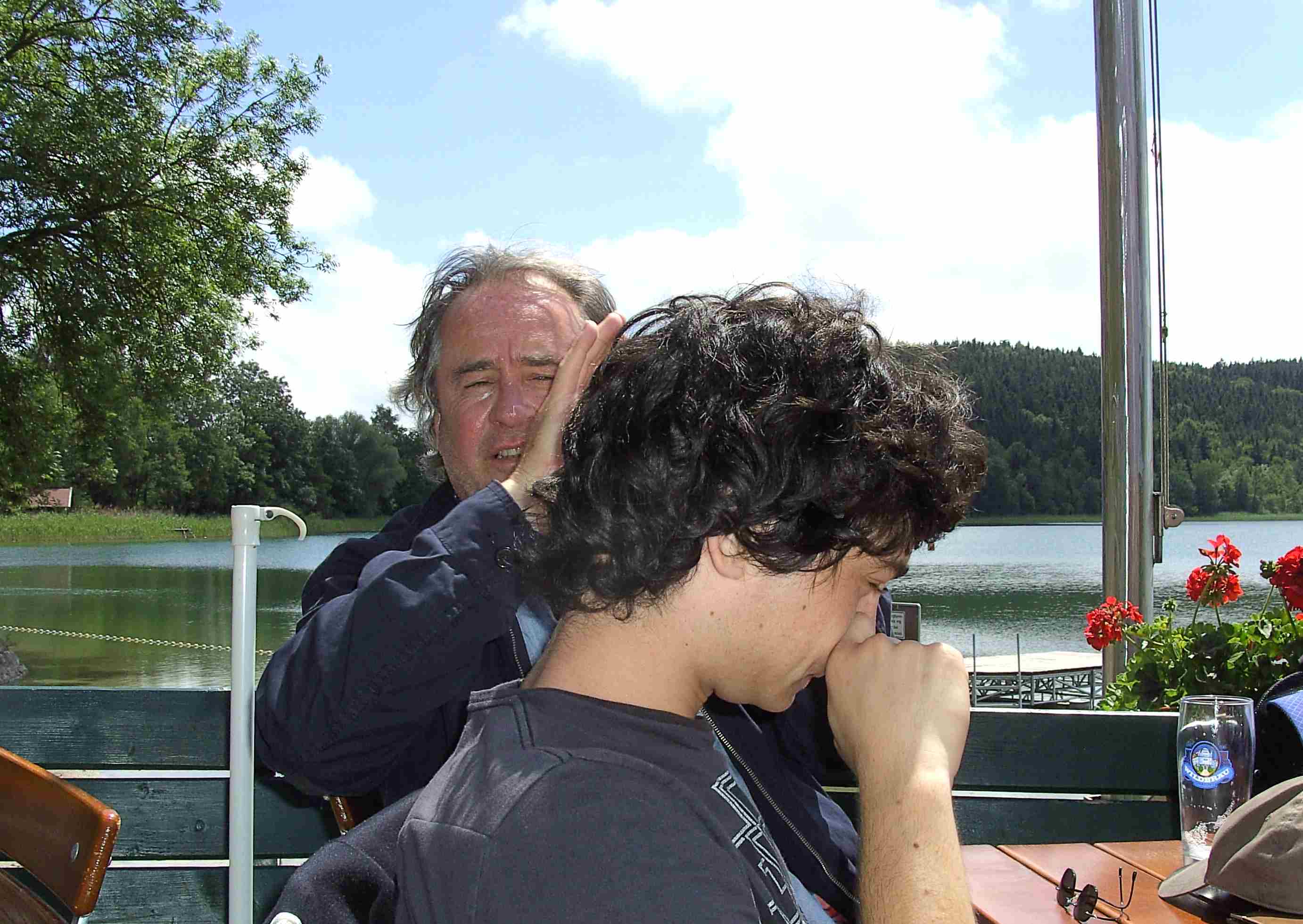 Uli A. bestellt das nächste Bier