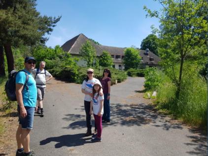 Wir hören den Eklärungen zu