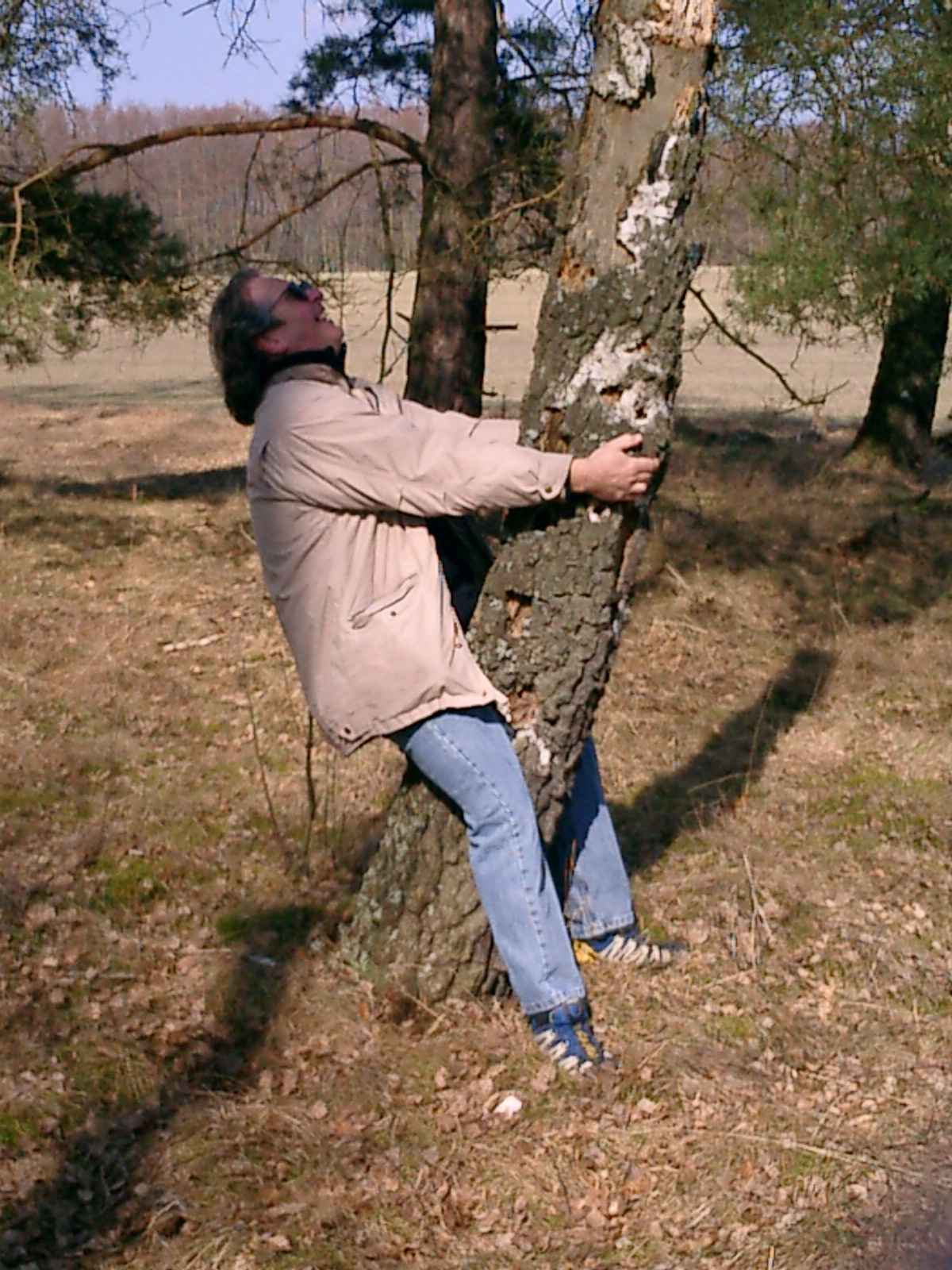 Laker Uli A. besteigt einen Baum