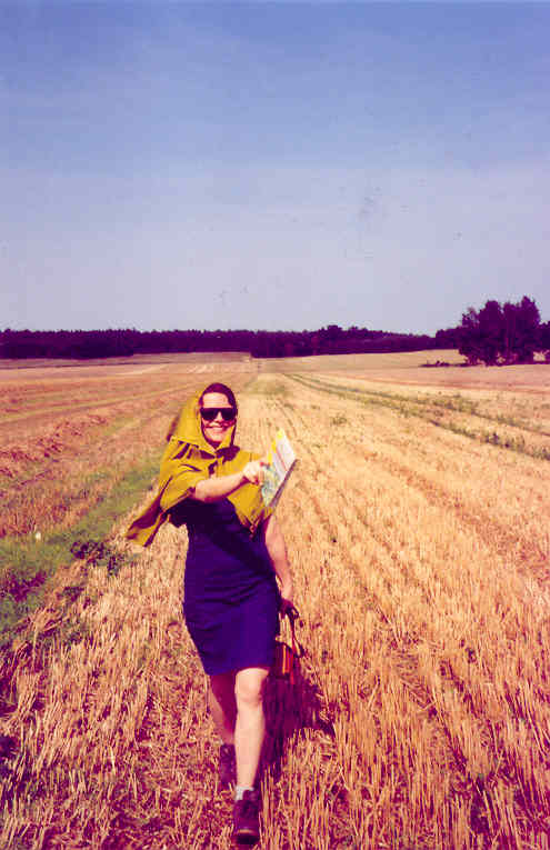 FirstKathy sucht im Kornfeld