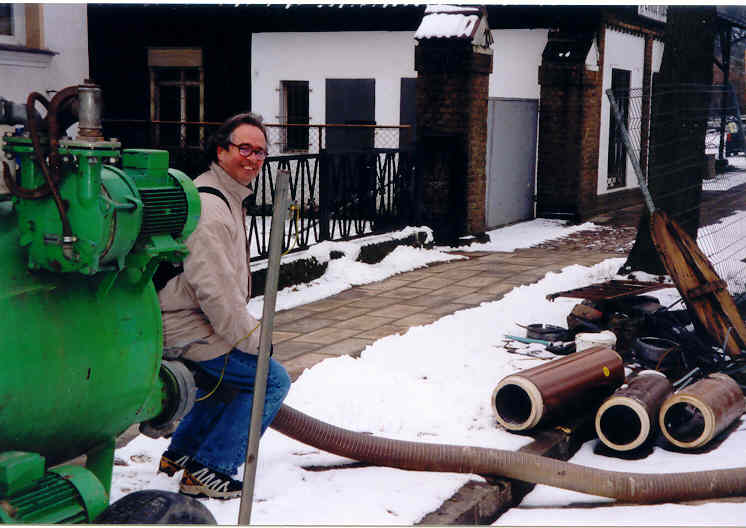 Laker Uli A. besteigt ein Rohr