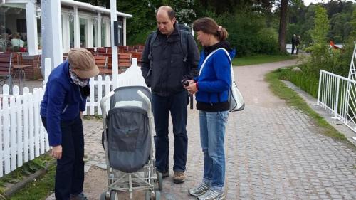 Der Inhalt des Kinderwagens wird begutachtet