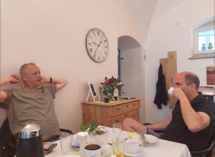 Beim Frühstück in Görlitz: André streckt sich, Papa trinkt Kaffee