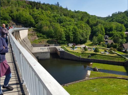 Auf der Staumauer